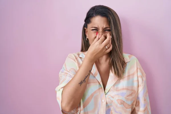 Blonde Woman Standing Pink Background Smelling Something Stinky Disgusting Intolerable — ストック写真