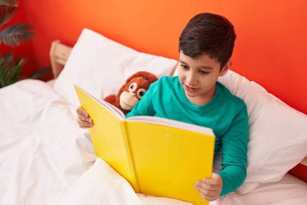 Liebenswerter Hispanischer Junge Liest Buch Sitzend Auf Bett Schlafzimmer — Stockfoto