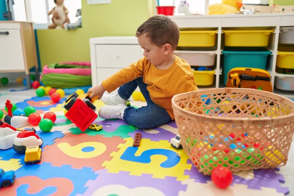 Adorável Menino Caucasiano Brincando Com Brinquedo Trator Sentado Chão Jardim — Fotografia de Stock
