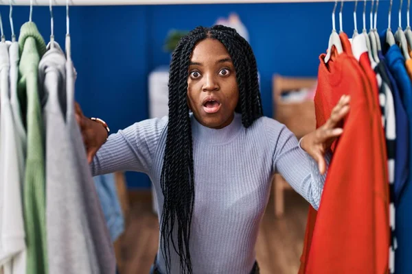 African American Woman Searching Clothes Clothing Rack Shock Face Looking — Stock fotografie