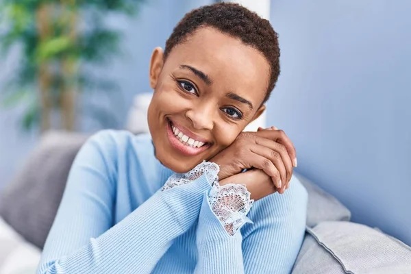 African American Woman Smiling Confident Sitting Sofa Home — ストック写真