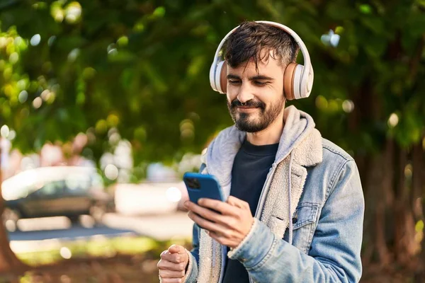 Young Hispanic Man Smiling Confident Listening Music Park — Photo