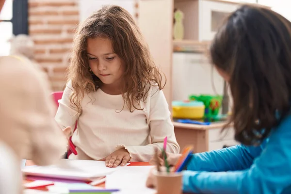 Two Kids Preschool Students Sitting Table Drawing Paper Kindergarten — Stok fotoğraf