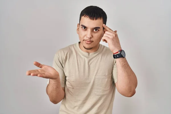 Giovane Arabo Indossa Maglietta Casual Confuso Infastidito Con Palmo Aperto — Foto Stock