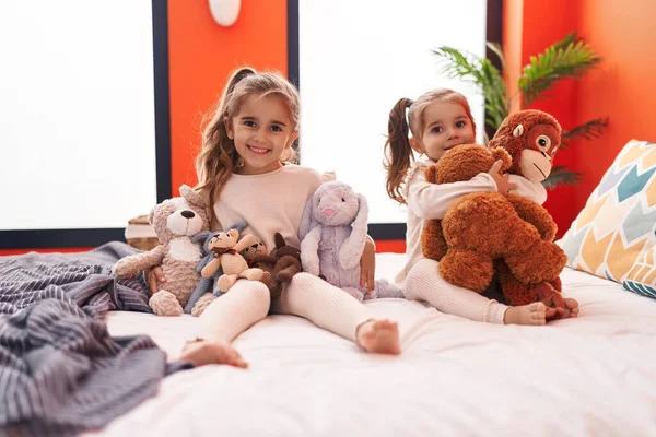 Zwei Kinder Spielen Mit Puppen Schlafzimmer — Stockfoto