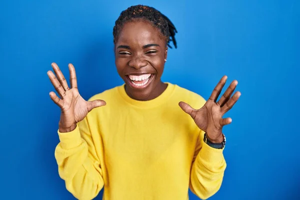 Mooie Zwarte Vrouw Die Een Blauwe Achtergrond Staat Gek Gek — Stockfoto
