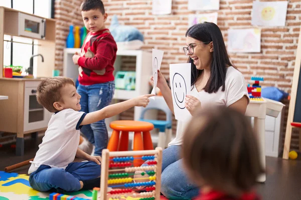 Lehrerin Mit Jungengruppe Tisch Bei Emotionstherapie Kindergarten — Stockfoto