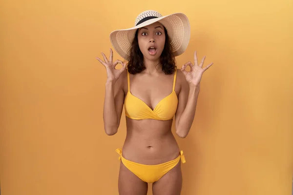Mujer Hispana Joven Con Bikini Sombrero Verano Que Sorprendida Sorprendida —  Fotos de Stock