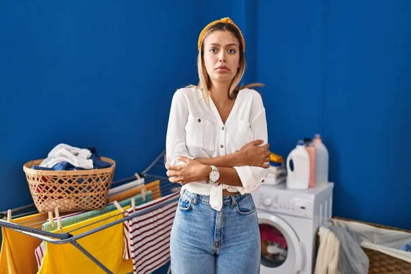 Young Blonde Woman Laundry Room Shaking Freezing Winter Cold Sad — Stock Photo, Image