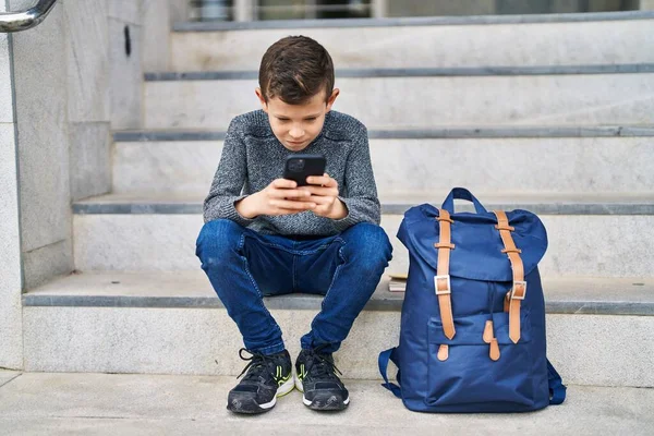 Estudiante Niño Rubio Usando Teléfono Inteligente Sentado Las Escaleras Escuela —  Fotos de Stock