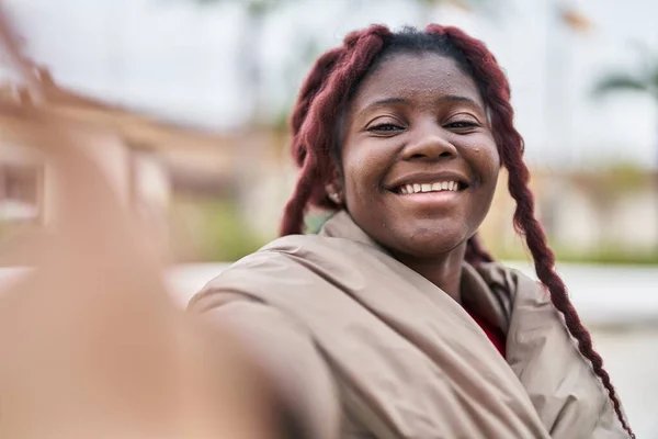 アフリカ系アメリカ人女性が自信を持って笑顔作ります自画撮りカメラによってストリート — ストック写真