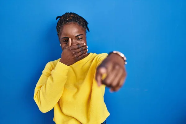 Mulher Negra Bonita Sobre Fundo Azul Rindo Você Apontando Dedo — Fotografia de Stock