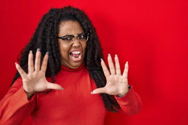 Size Hispanic Woman Standing Red Background Afraid Terrified Fear Expression — Stock Photo, Image