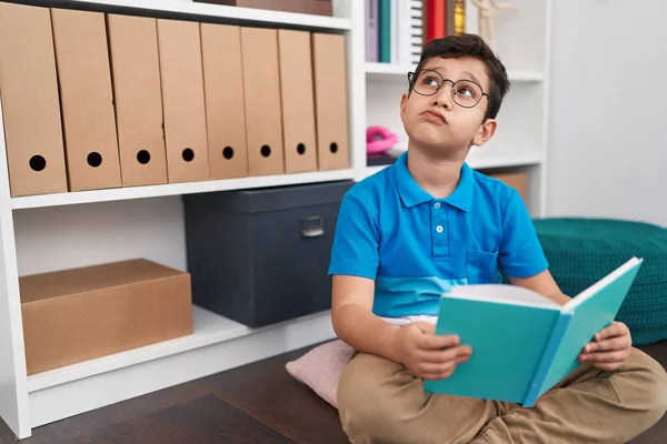 Roztomilý Hispánský Chlapec Student Čtení Knihy Pochybnostmi Vyjádření Knihovně Školy — Stock fotografie