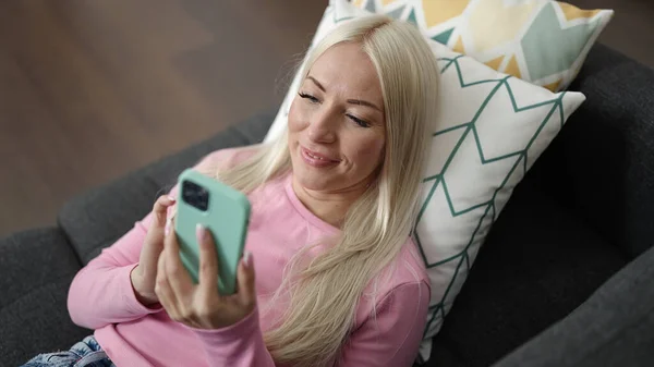 Junge Blonde Frau Mit Smartphone Hause Auf Sofa Liegend — Stockfoto