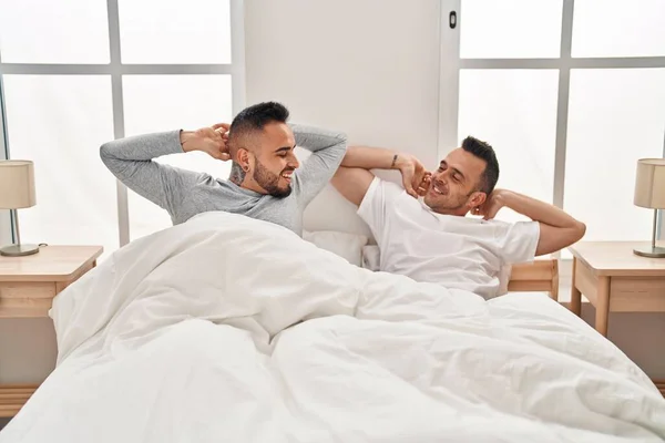 Двое Мужчин Просыпаются Вытягивая Руки Спальне — стоковое фото