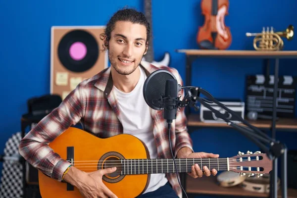 Jovem Músico Hispânico Cantando Música Tocando Guitarra Clássica Estúdio Música — Fotografia de Stock