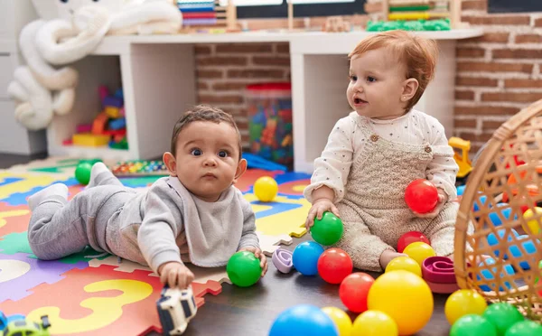 Två Bedårande Bebisar Leker Med Bollar Sittande Golvet Dagis — Stockfoto