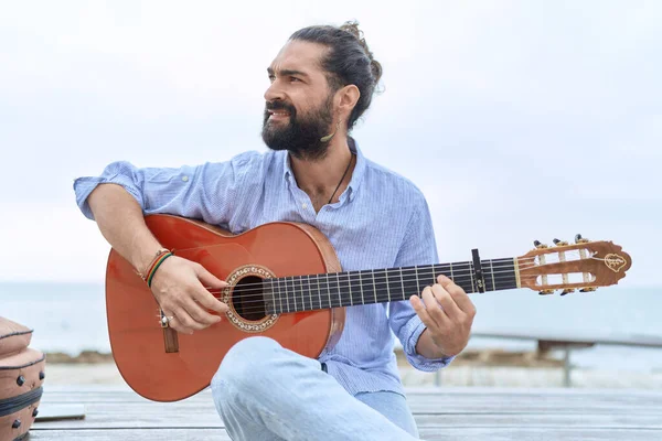 Jovem Músico Hispânico Tocando Guitarra Clássica Sentado Banco Beira Mar — Fotografia de Stock