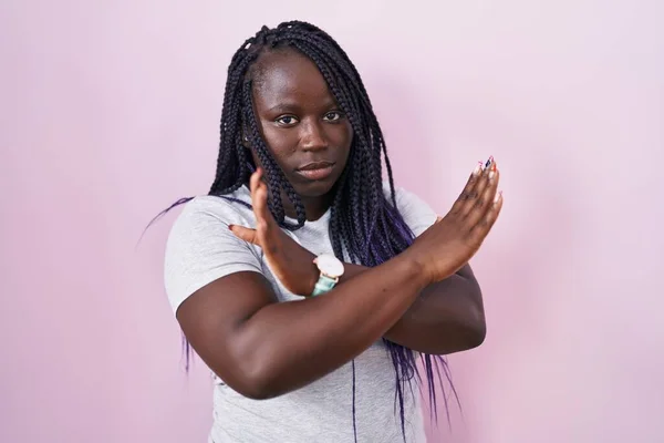 Молодая Африканская Женщина Стоящая Розовом Фоне Отрицательное Выражение Лица Скрещивание — стоковое фото