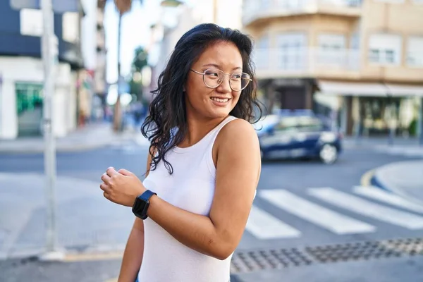 Nuori Kiinalainen Nainen Hymyilee Luottavainen Seisoo Kadulla — kuvapankkivalokuva