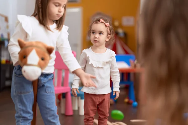 Twee Kleine Meisjes Spelen Met Speelgoed Kleuterschool — Stockfoto