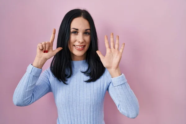 Hispanic Woman Standing Pink Background Showing Pointing Fingers Number Seven — Stock Photo, Image