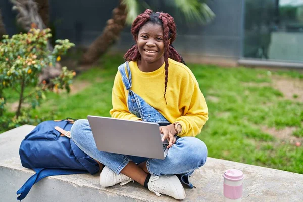 African American Woman Student Using Laptop Sitting Bench Campus Park — Stockfoto