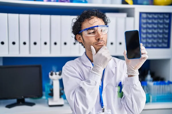 Homem Hispânico Trabalhando Laboratório Cientistas Mostrando Tela Smartphone Rosto Sério — Fotografia de Stock