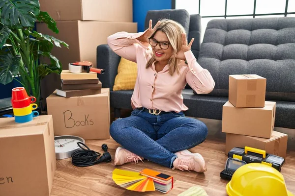 Young Hispanic Woman Moving New Home Sitting Floor Trying Hear — Stock Photo, Image