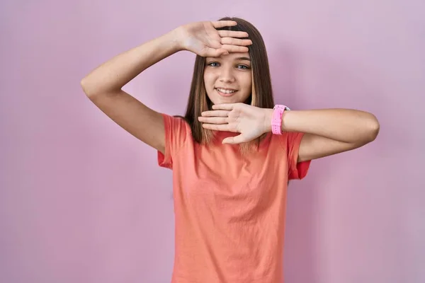 Adolescente Chica Pie Sobre Fondo Rosa Sonriente Alegre Jugando Echar —  Fotos de Stock