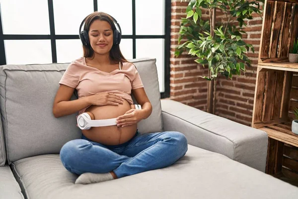 Mujer Latina Joven Embarazada Escuchando Música Poner Auriculares Vientre Casa — Foto de Stock