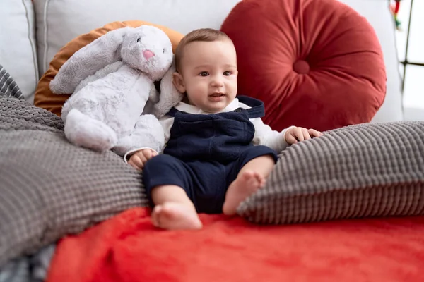 Очаровательный Малыш Сидит Дома Диване Кроличьей Куклой — стоковое фото