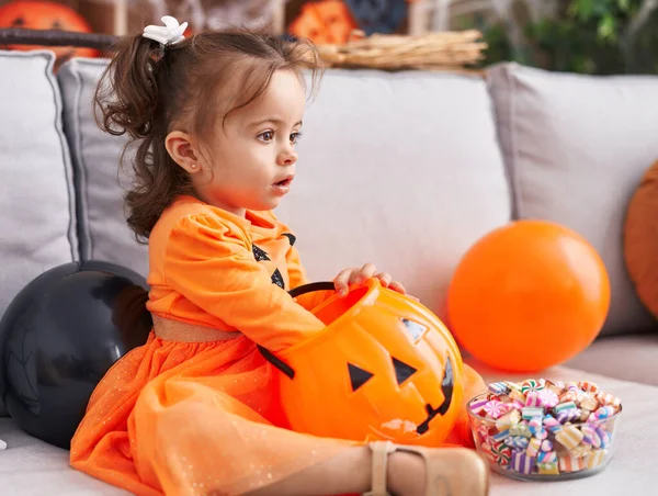 Adorável Criança Hispânica Tendo Festa Halloween Segurando Doces Casa — Fotografia de Stock