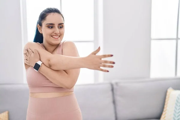 Ung Kaukasisk Kvinna Ler Säker Stretching Arm Hemma — Stockfoto