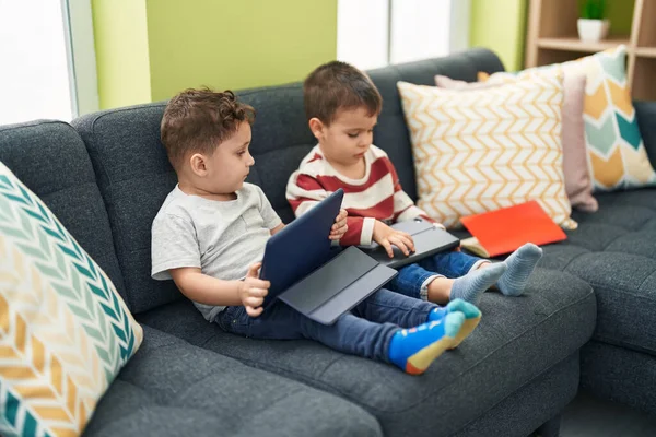 Zwei Kinder Sehen Video Auf Touchpad Hause Auf Dem Sofa — Stockfoto