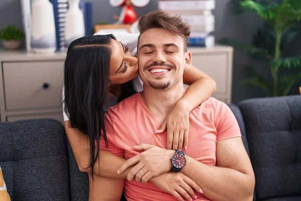 Man Woman Couple Hugging Each Other Kissing Sitting Sofa Home — Foto Stock