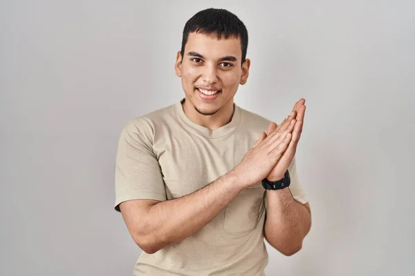Jovem Árabe Homem Vestindo Casual Shirt Batendo Palmas Aplaudindo Feliz — Fotografia de Stock