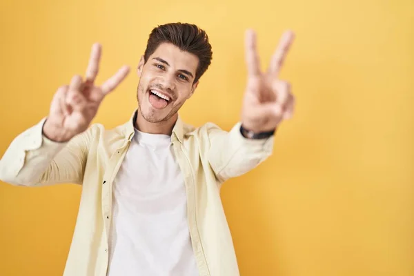 Jonge Spaanse Man Die Een Gele Achtergrond Staat Glimlachen Met — Stockfoto
