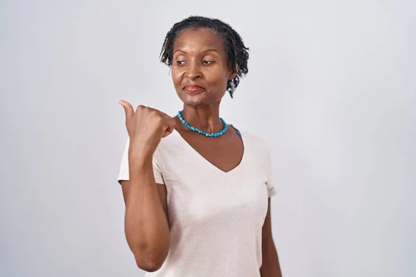 Mujer Africana Con Rastas Pie Sobre Fondo Blanco Sonriendo Con — Foto de Stock