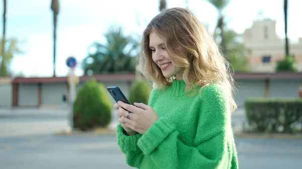 Jovem Loira Sorrindo Confiante Usando Smartphone Rua — Fotografia de Stock