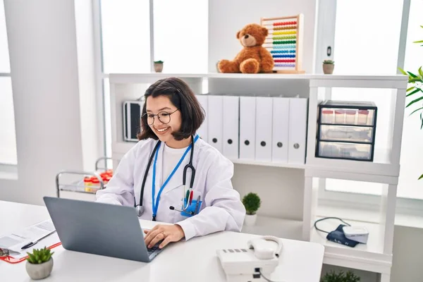 Young Woman Wearing Doctor Uniform Using Laptop Working Clinic — Stok fotoğraf