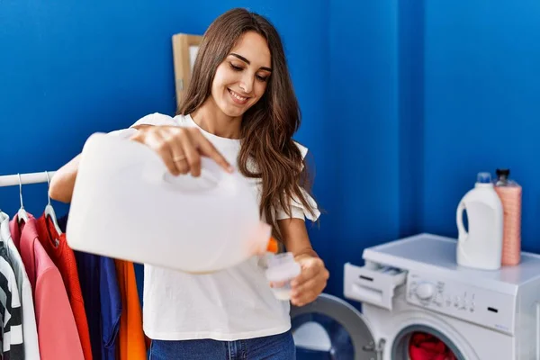 Jovem Hispânica Sorrindo Confiante Derramando Detergente Lavanderia — Fotografia de Stock