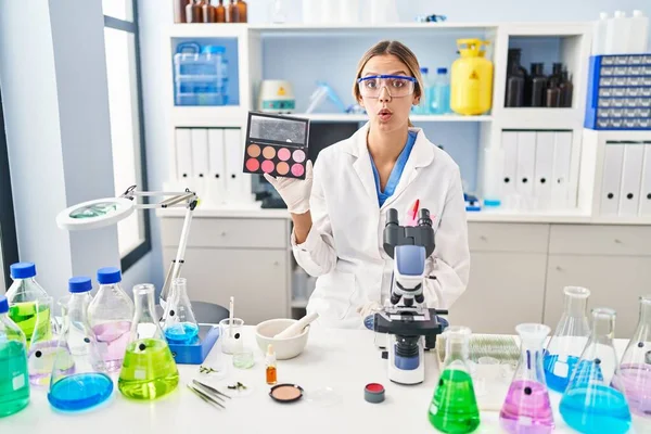 Jeune Femme Blonde Travaillant Laboratoire Scientifique Avec Maquillage Effrayé Étonné — Photo