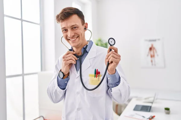 Young Man Doctor Smiling Confident Holding Stethoscope Clinic — Stock Photo, Image
