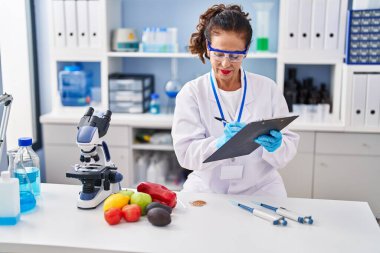 Laboratuvarda çalışan orta yaşlı İspanyol kadın.