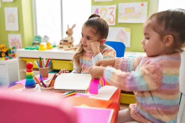 Two Kids Preschool Students Sitting Table Drawing Paper Kindergarten — Fotografia de Stock