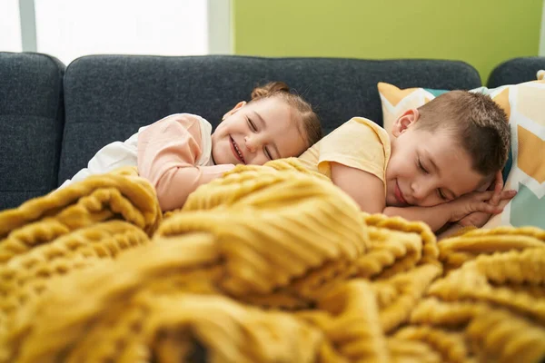 Двоє Дітей Лежать Дивані Спить Вдома — стокове фото