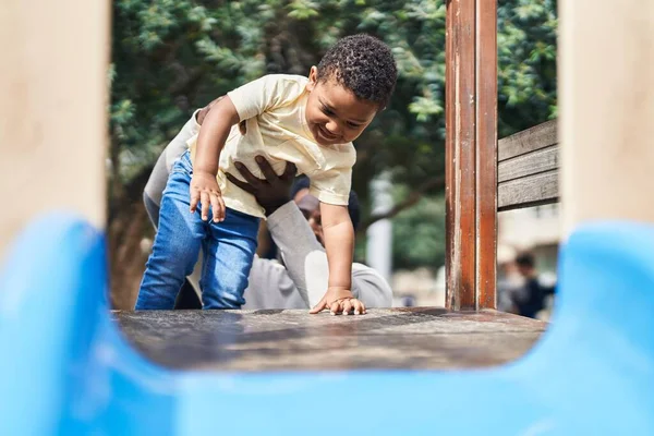 Pai Filho Brincando Slide Playground — Fotografia de Stock