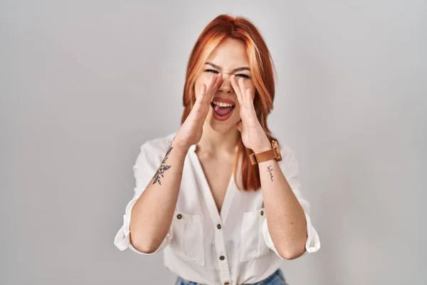 Young Caucasian Woman Standing Isolated Background Shouting Angry Out Loud — Stockfoto